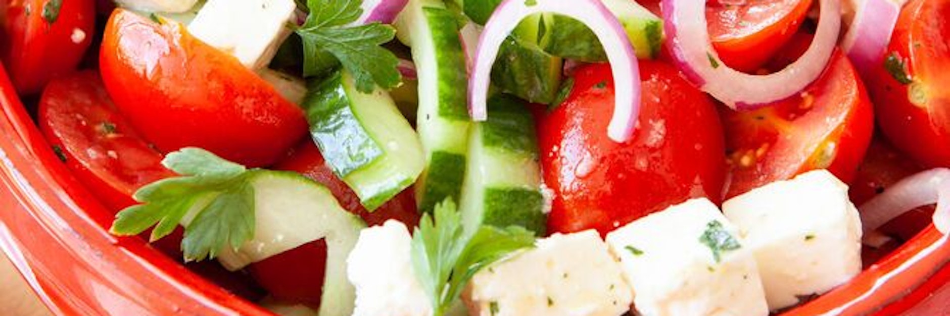 Wer mag, kann in seinen Fitness-Salat auch Zwiebel hinzugeben.