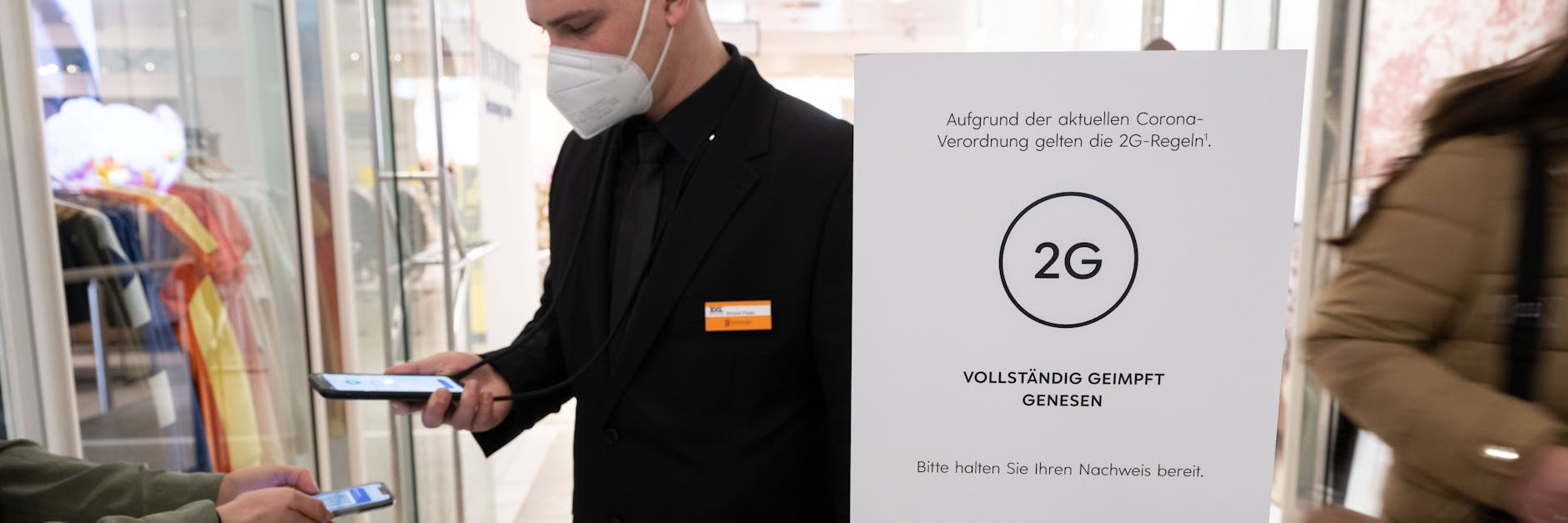 Bei Kontrollen der 2G-Regel gibt es immer öfter Angriffe auf Mitarbeiter von Geschäften.