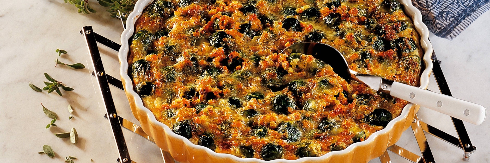 Rosenkohl kann man als Beilage, aber auch als Auflauf essen. Diese Version ist auch ohne Fleisch ein Hochgenuss.