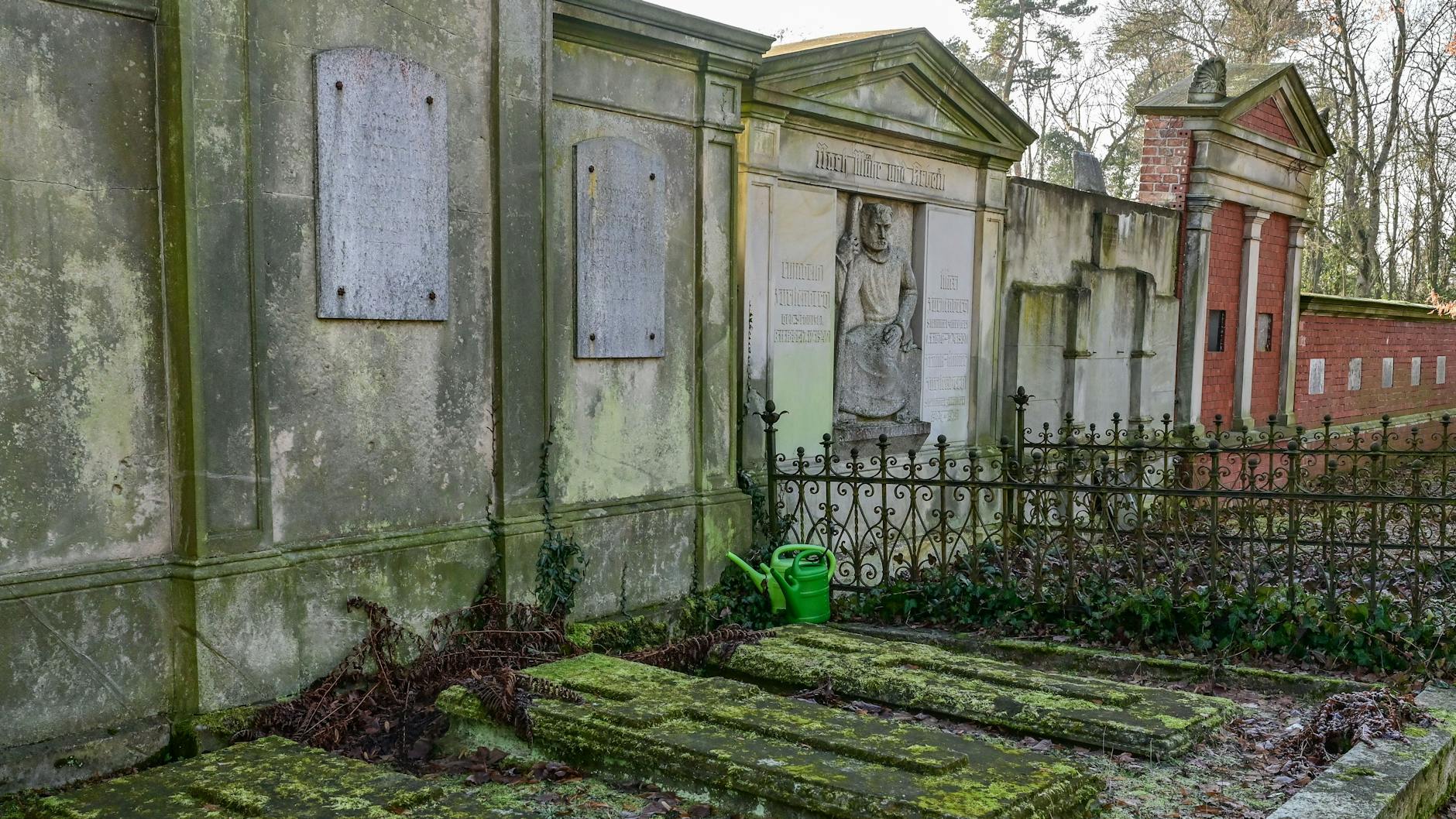 Die Mauern kippen schon. Der Angermünder Friedhof birgt einen Schatz historischer Begräbniskultur: 161 denkmalgeschützte Mauergräber geben Einblick in die Regionalgeschichte.