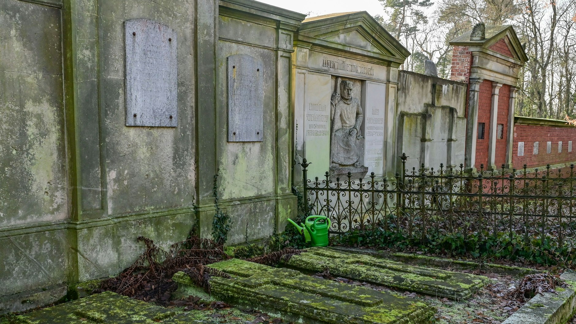 Die Mauern kippen schon. Der Angermünder Friedhof birgt einen Schatz historischer Begräbniskultur: 161 denkmalgeschützte Mauergräber geben Einblick in die Regionalgeschichte.
