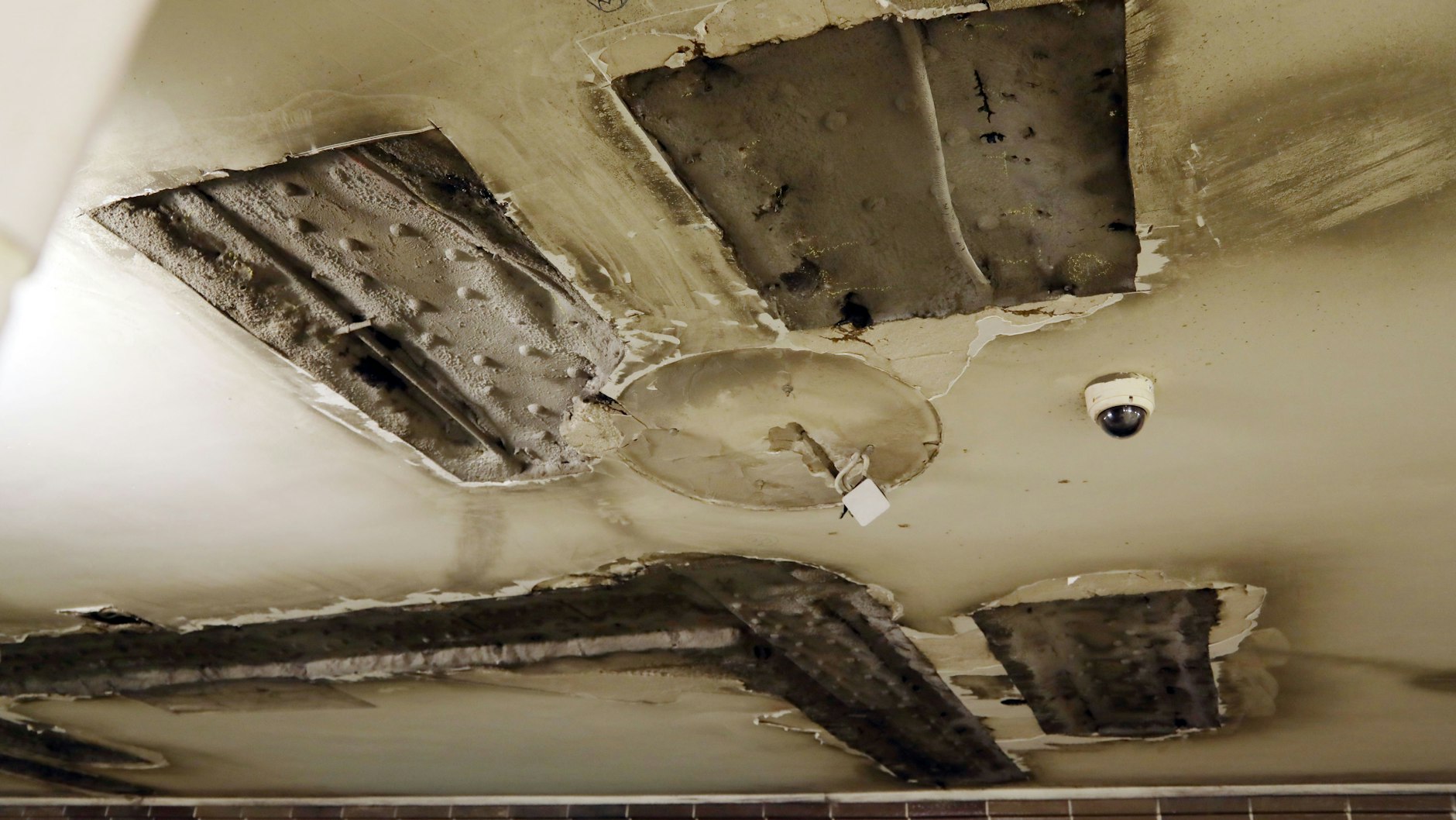 Der U-Bahnhof Kottbusser Tor wurde umfangreich saniert. Doch in der 1928 eröffneten Tunnelstation an der U8 wurden weitere Schäden entdeckt. Grund sind laut BVG Ausführungsmängel beim Bau des U-Bahnhofs.