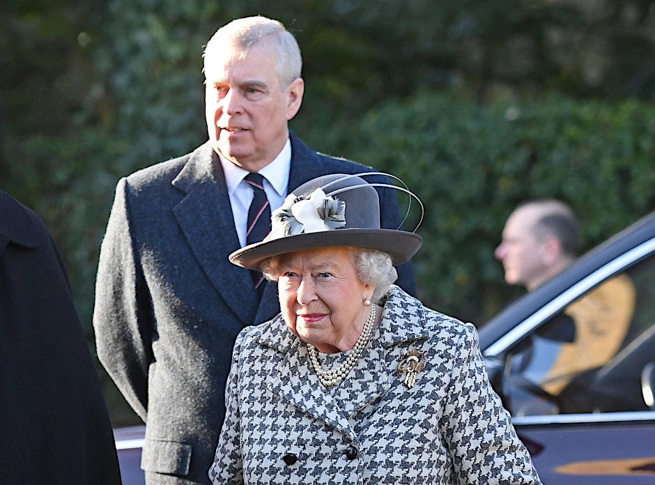 Beinahe schon vom Hof gejagt: Königin Elizabeth II. und ihr Sohn Prinz Andrew.