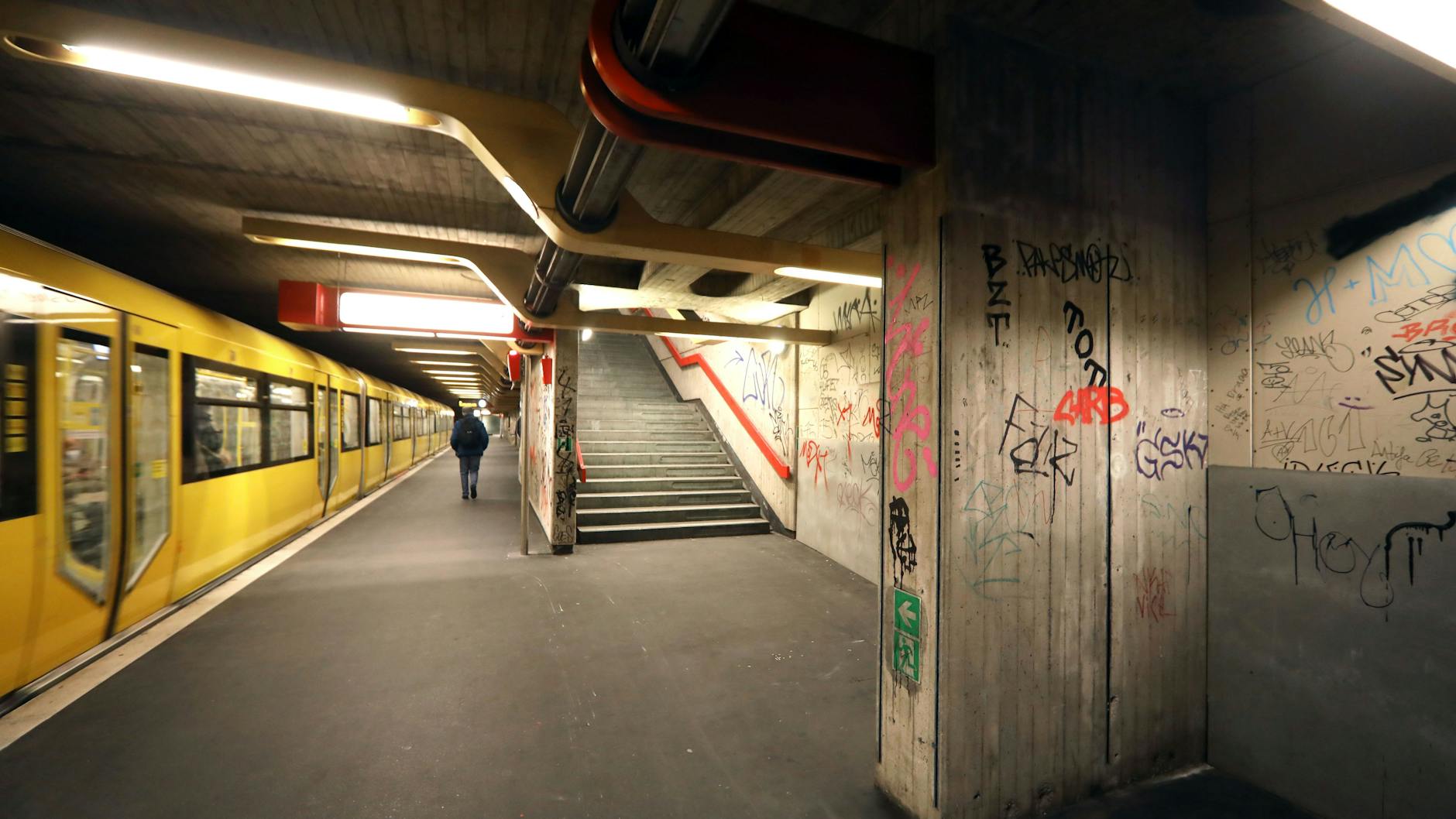 Wie in einem Bunker – oder einem Keller. Der U-Bahnhof Schloßstraße von 1974 hat viele farbige Elemente, mit denen Ralf Schüler und Ursulina Schüler-Witte die Station an der U9 in Steglitz einst gestaltet hatten, verloren.
