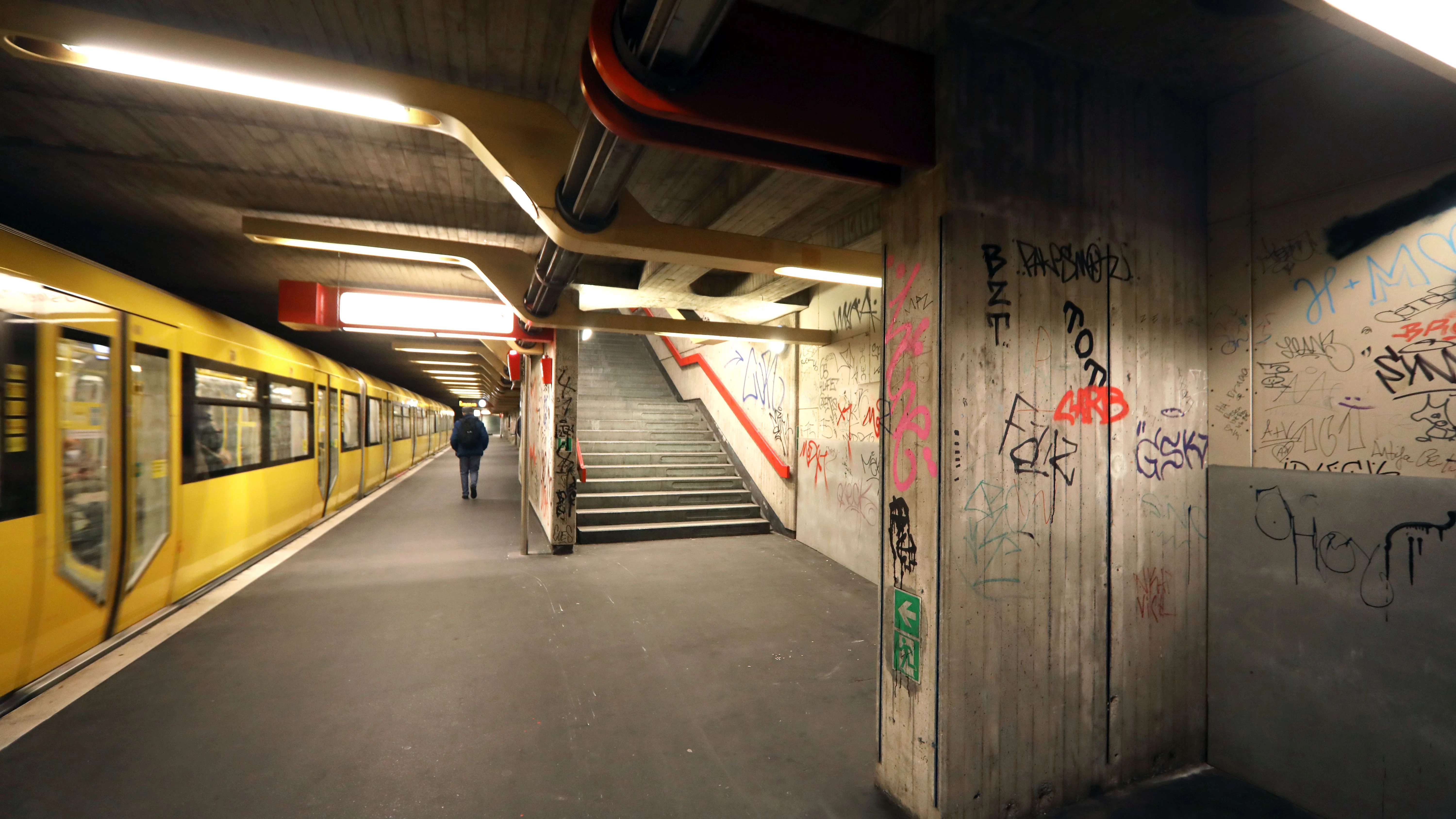 Wie in einem Bunker – oder einem Keller. Der U-Bahnhof Schloßstraße von 1974 hat viele farbige Elemente, mit denen Ralf Schüler und Ursulina Schüler-Witte die Station an der U9 in Steglitz einst gestaltet hatten, verloren.