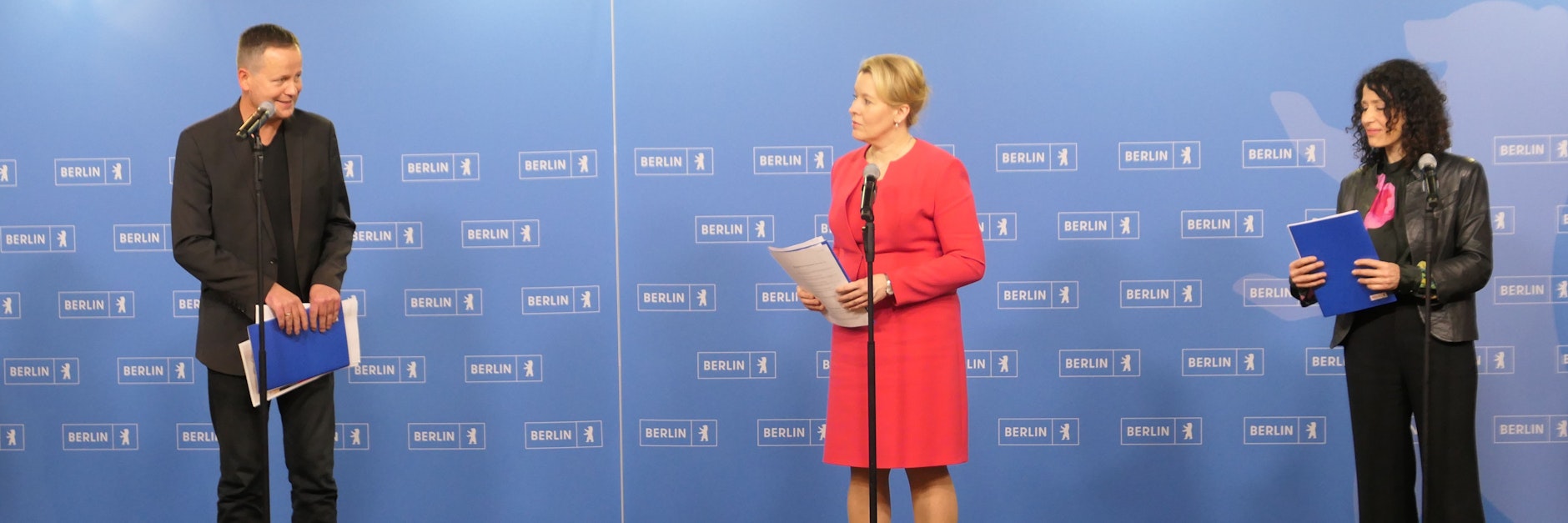 Die Regierende Bürgermeisterin Franziska Giffey, flankiert von Kultursenator Klaus Lederer und Umweltsenatorin Bettina Jarasch stellten die Ergebnisse im einstigen Kuhstall vor.