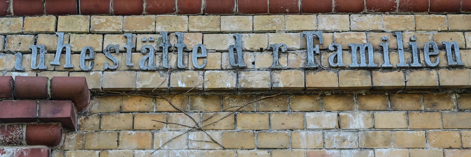 Ein stark verfallenes, denkmalgeschütztes Mauergrab auf dem Angermünder Friedhof. Grabräuber, Vandalen und Geldmangel bedrohen die historisch-wertvollen Gräber.