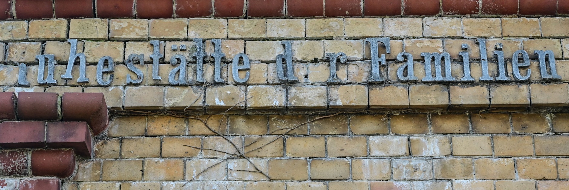  Ein stark verfallenes, denkmalgeschütztes Mauergrab auf dem  Angermünder Friedhof. Grabräuber, Vandalen und Geldmangel bedrohen die historisch-wertvollen Gräber.