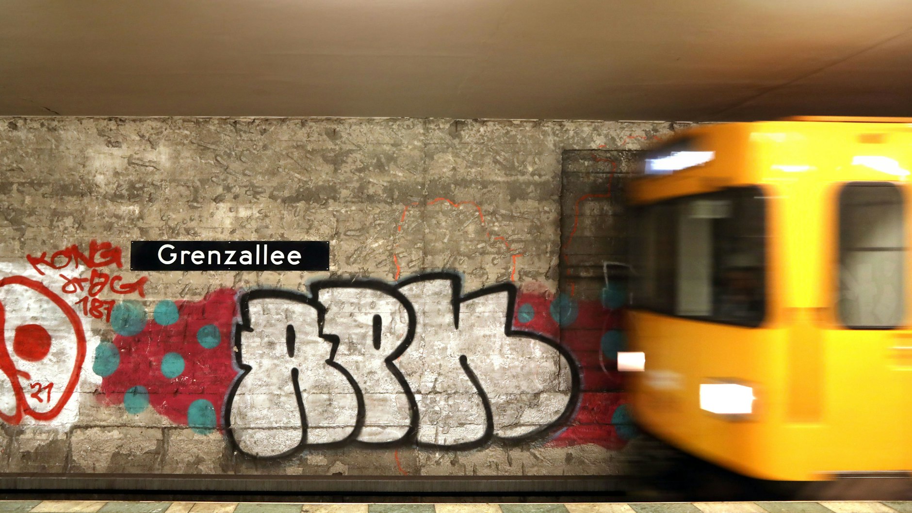 Graffiti und roher alter Beton: Der U-Bahnhof Grenzallee an der U7 in Neukölln ist kein angenehmer Ort. In der 1930 eröffneten Station mussten alle Wandfliesen entfernt werden.