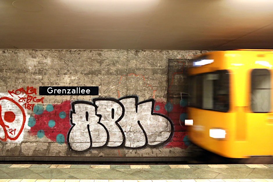 Graffiti und roher alter Beton: Der U-Bahnhof Grenzallee an der U7 in Neukölln ist kein angenehmer Ort. In der 1930 eröffneten Station mussten alle Wandfliesen entfernt werden.