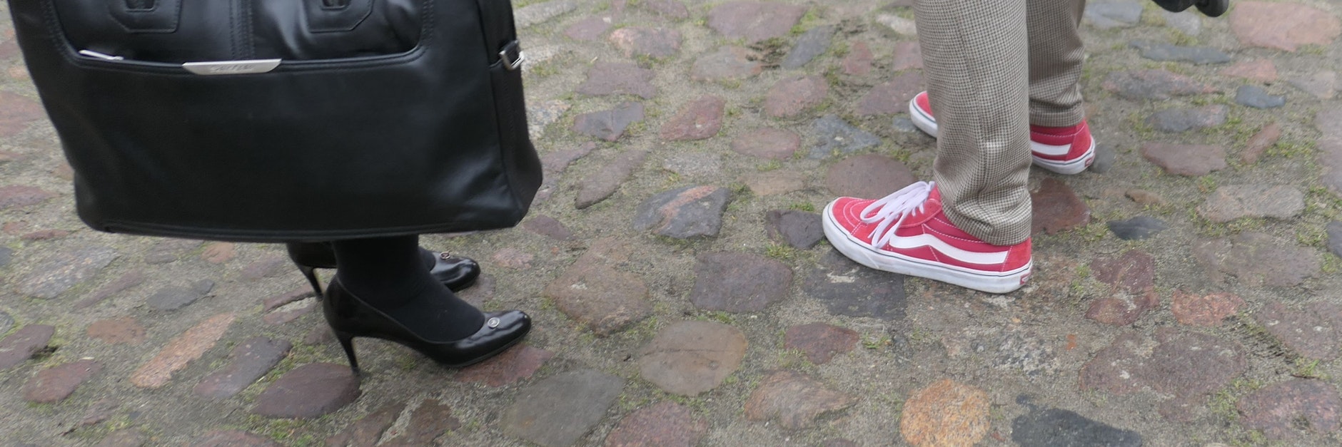 Die roten &nbsp;Sneaker von Finanzsenator Daniel Wesener (Grüne) waren deutlich kopfsteinpflastertauglicher als die Pumps von Innensenatorin Iris Spranger (SPD).