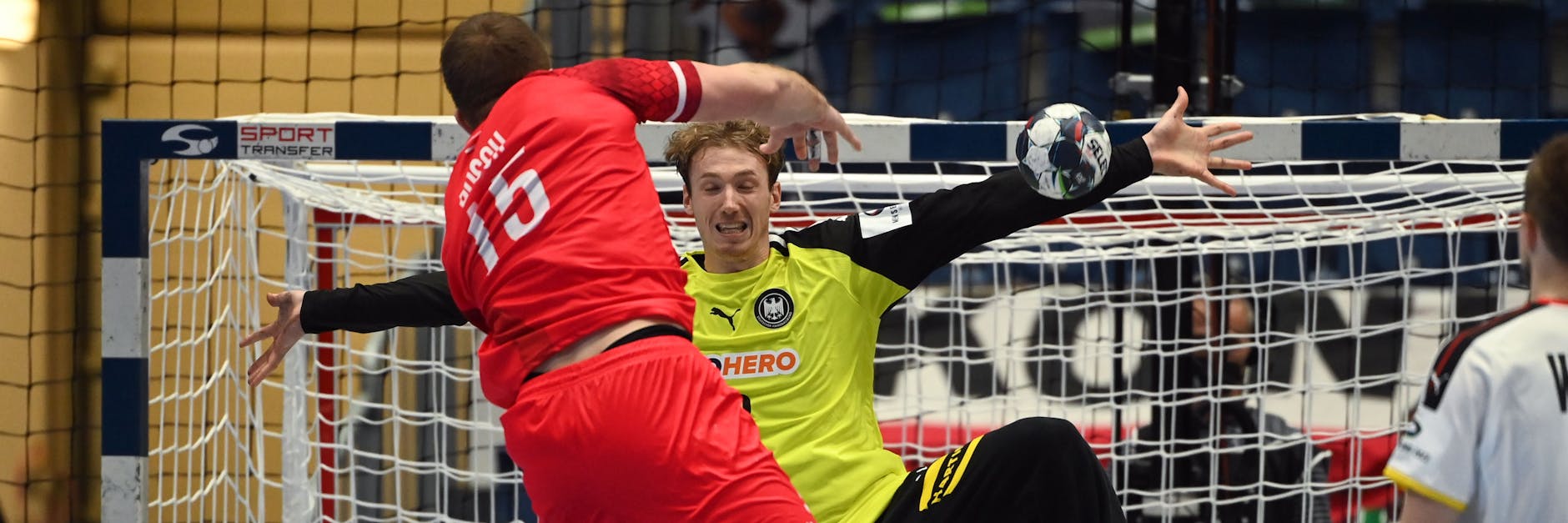 Auch den hat er! Torwart Till Klimpke entschärft das Wurfgeschoss von Österreichs Fabian Posch.