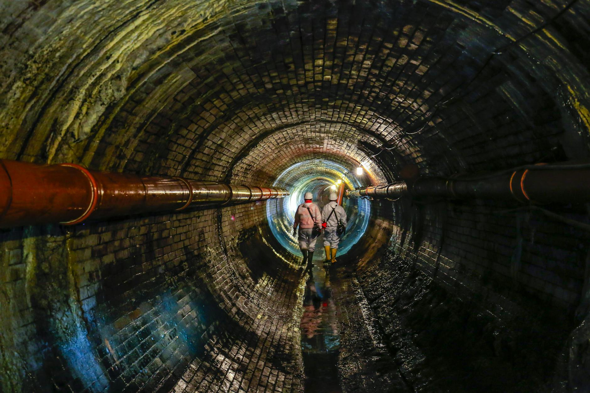 Sieht keiner, braucht jeder: Abwasserkanal im Untergrund einer Stadt.