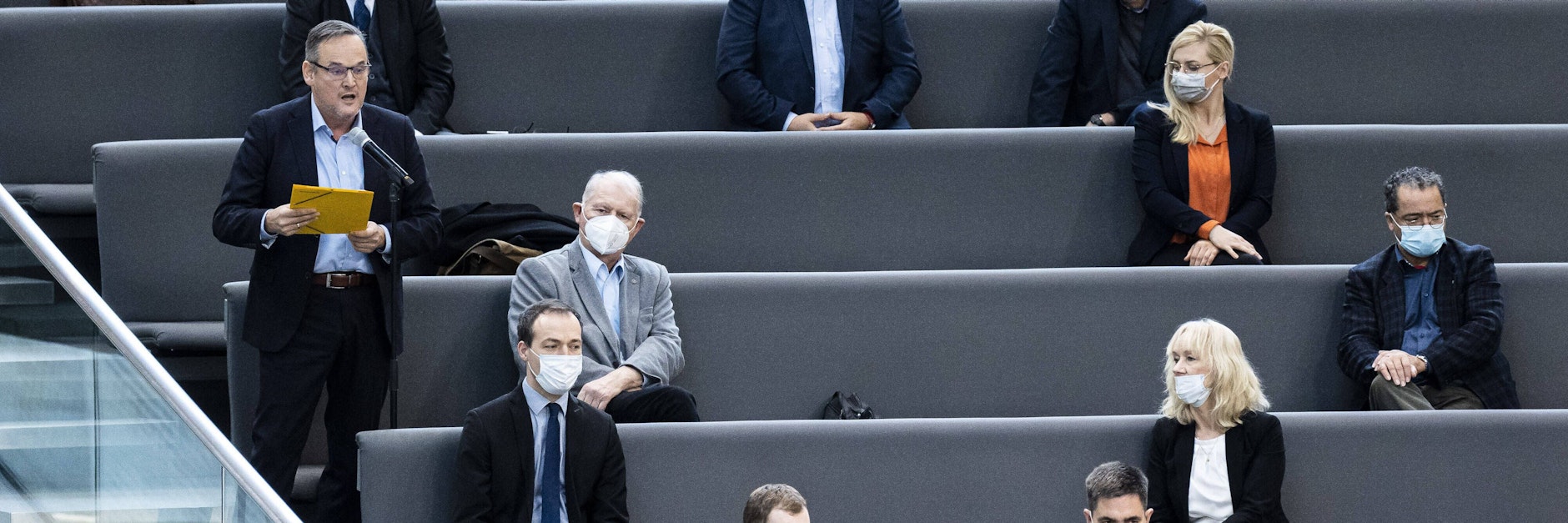 Ungeimpfte AfD-Abgeordnete sitzen abgesondert über dem Bundestagsplenum: Sie nennen das Ehrentribüne, andere Trotteltribüne.