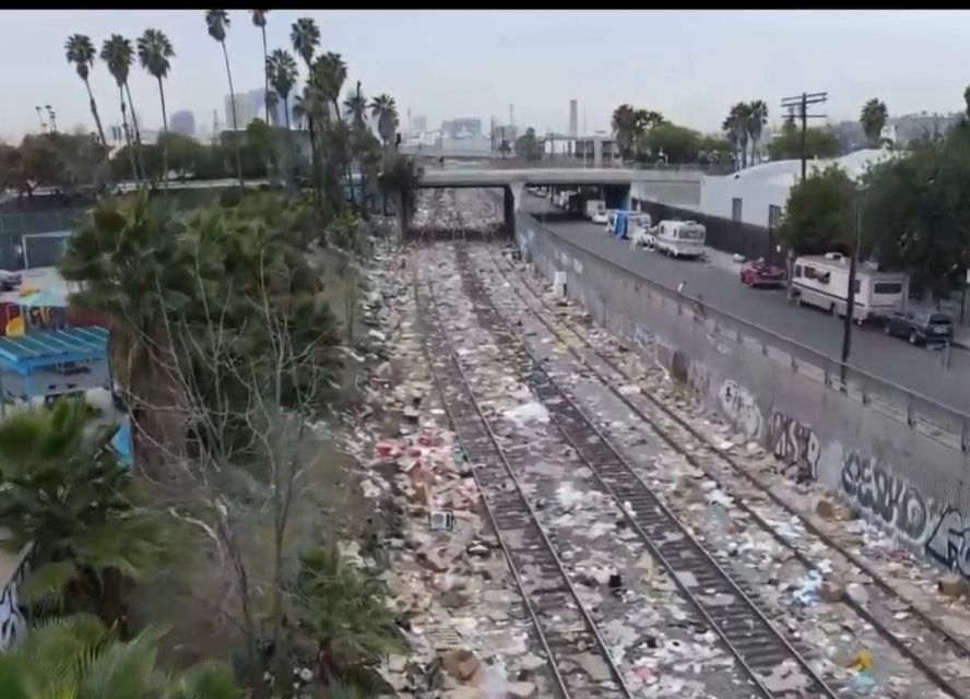 Raubüberfälle auf Frachtzüge machen Schienennetz zur gigantischen Müllhalde