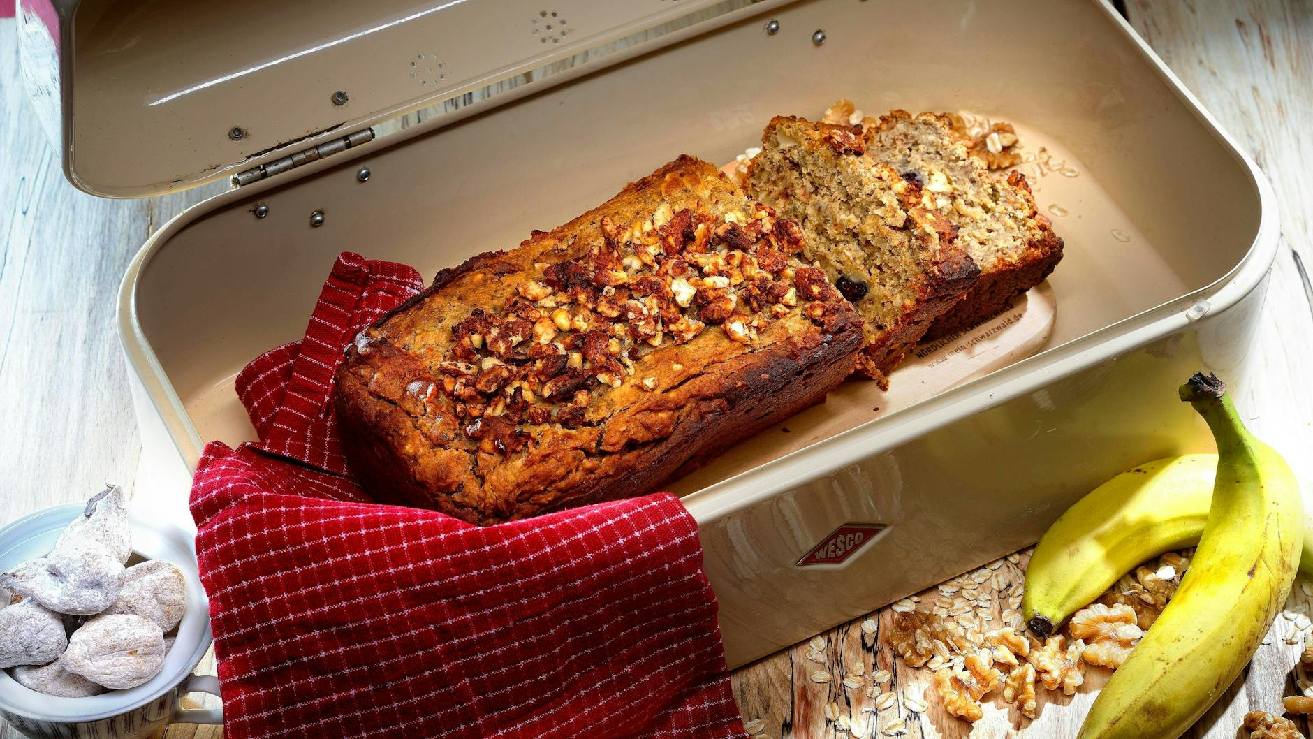 Brot lagern im Brotkasten ist eine gute Idee, um den Laib länger frisch zu halten. Wichtig: Eine Belüftung wie hier die kleinen Löcher an der Deckel-Rückwand.