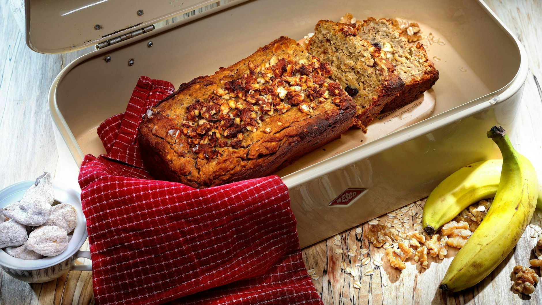 Brot lagert am besten im Brotkasten.