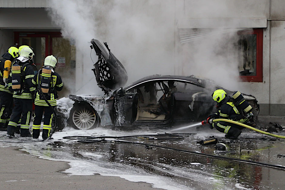 An der Raststätte Langen-Bergheim an der Autobahn 45 brach ein Feuer aus. Zwei Fahrzeuge waren in den Vorfall verwickelt.