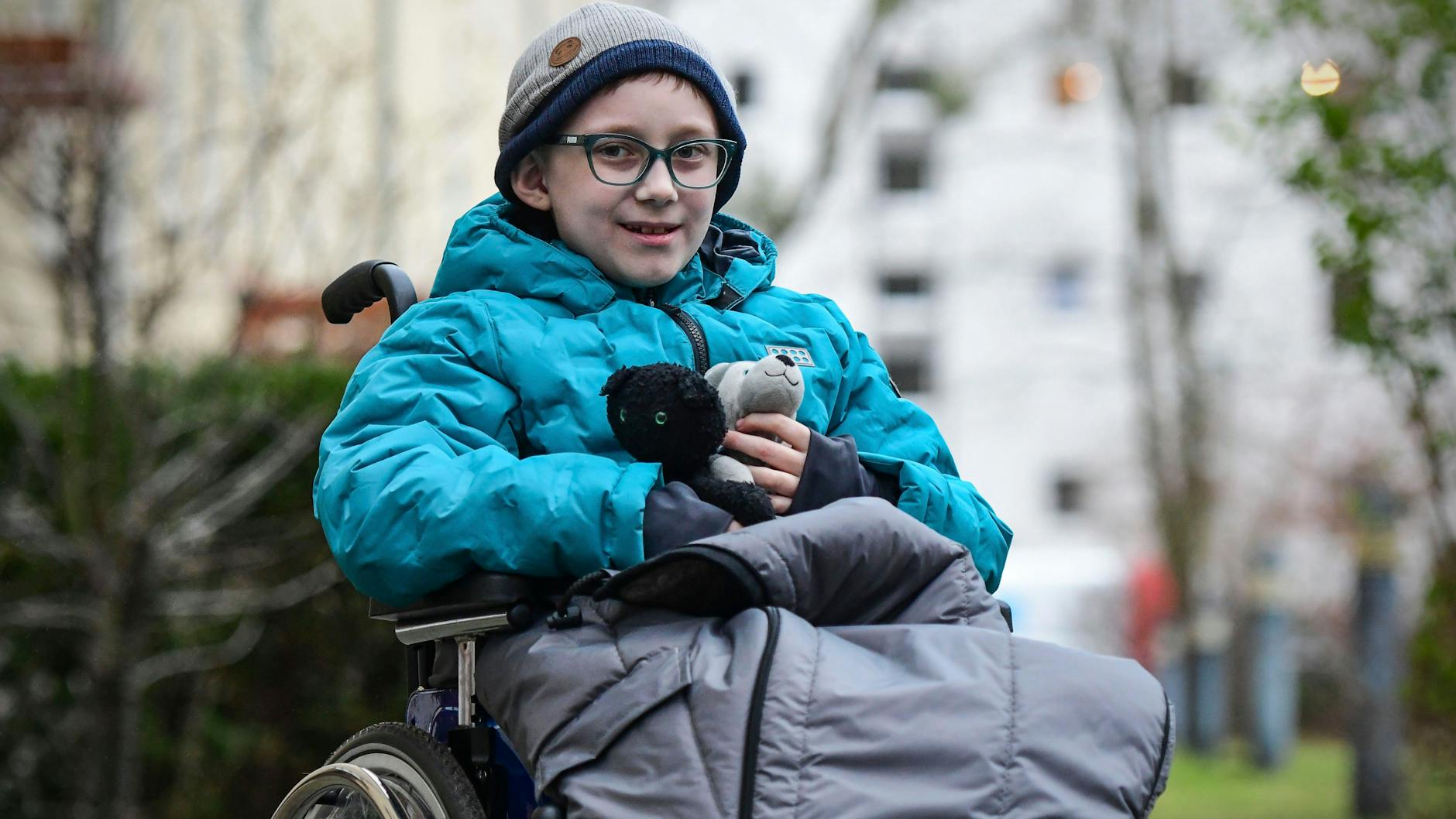 Cyrus sitzt im Rollstuhl, weil er seit seiner letzten Operation am Bein nicht mehr laufen kann.