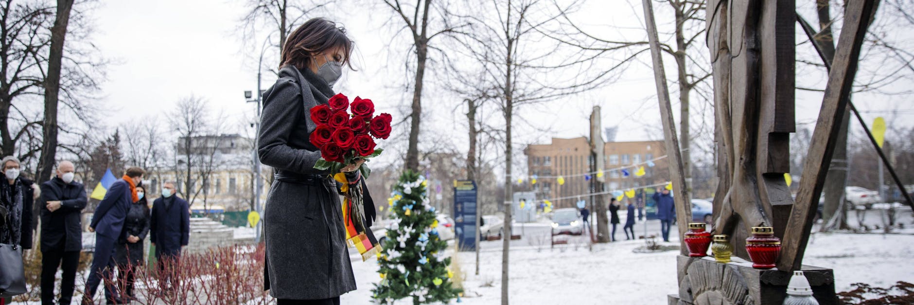 Annalena Baerbock legte Blumen am Denkmal für die Toten („Himmlische Hundertschaft“) des Maidan-Aufstands 2014 in Kiew nieder.