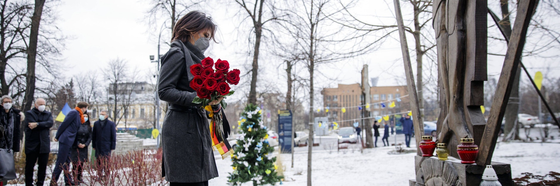 Annalena Baerbock legte Blumen am Denkmal für die Toten („Himmlische Hundertschaft“) des Maidan-Aufstands 2014 in Kiew nieder.