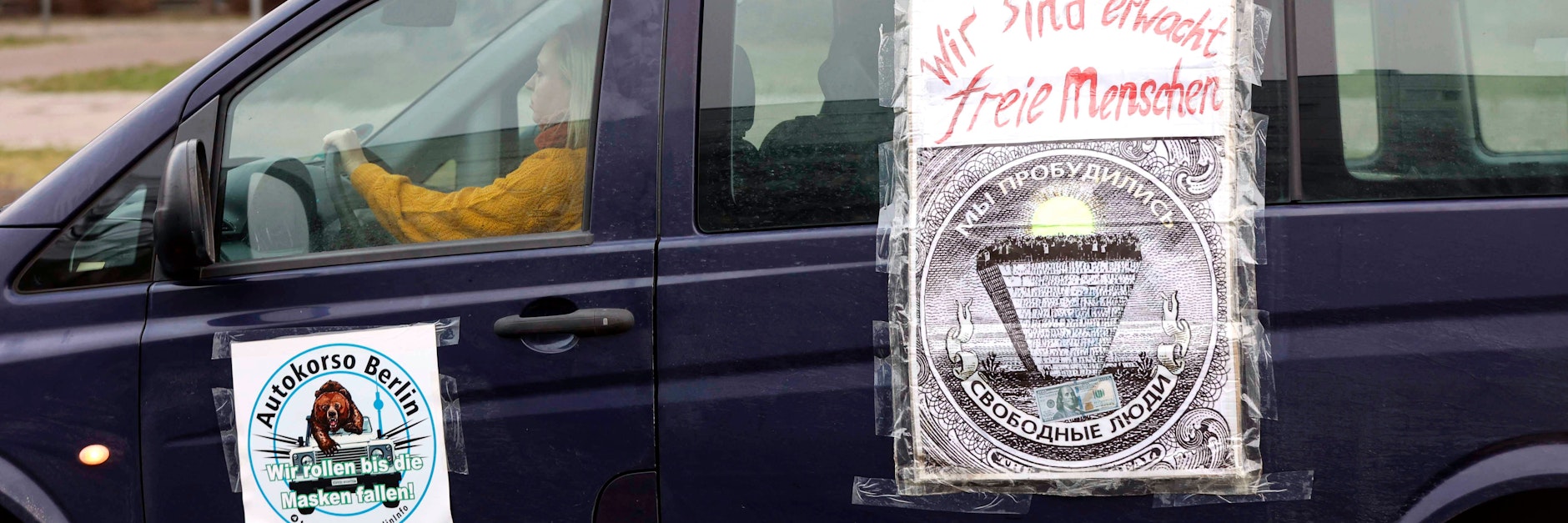 Ein Auto bei einem Autokorso von Impfgegnern und Corona-Leugnern in Berlin