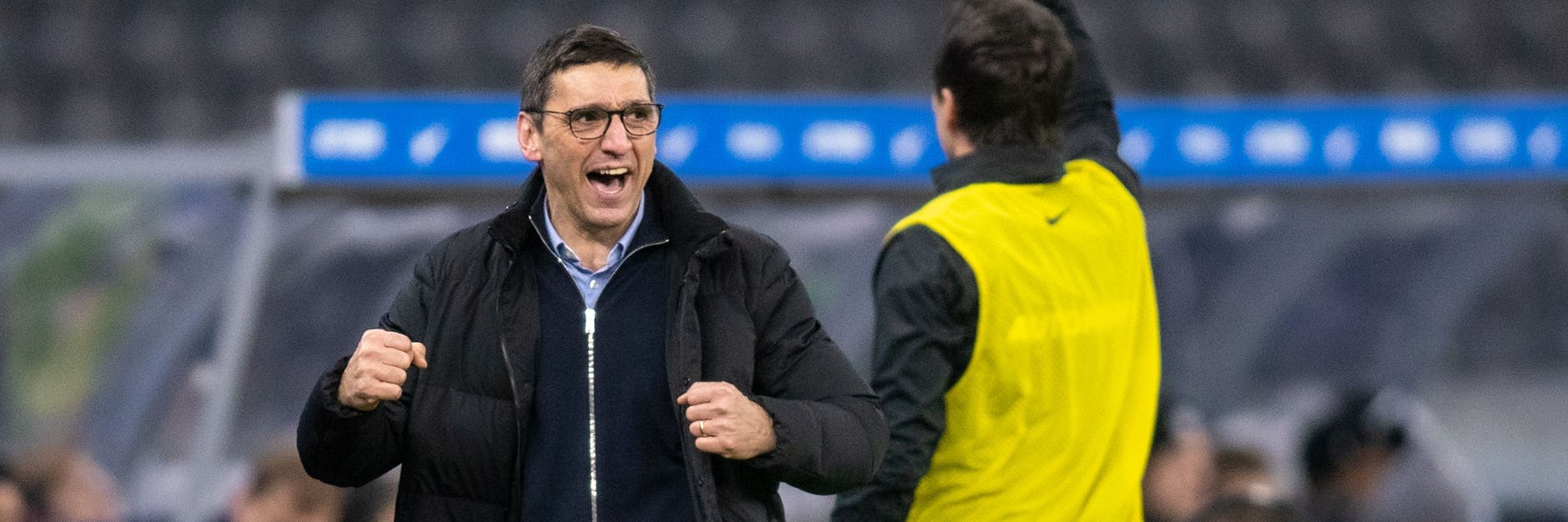 Hertha-Trainer Tayfun Korkut (l.) konnte in Mainz das bisher letzte Mal auf Stevan Jovetic setzen. Der Stürmer fällt wohl auch im Pokal gegen Union aus. 