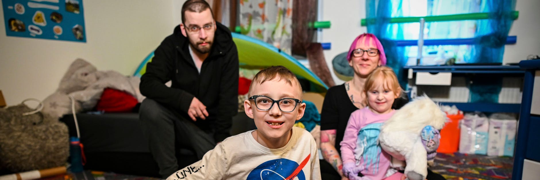 Cyrus mit seinen Eltern Stephanie und Paul und seiner kleinen Schwester Tracy