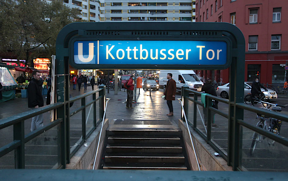 Das Kottbusser Tor in Berlin-Kreuzberg: Zur Kriminalitätsbekämpfung wird ein Konzept für eine „dauerhaft besetzte Polizeiwache“ erstellt (Archivbild).