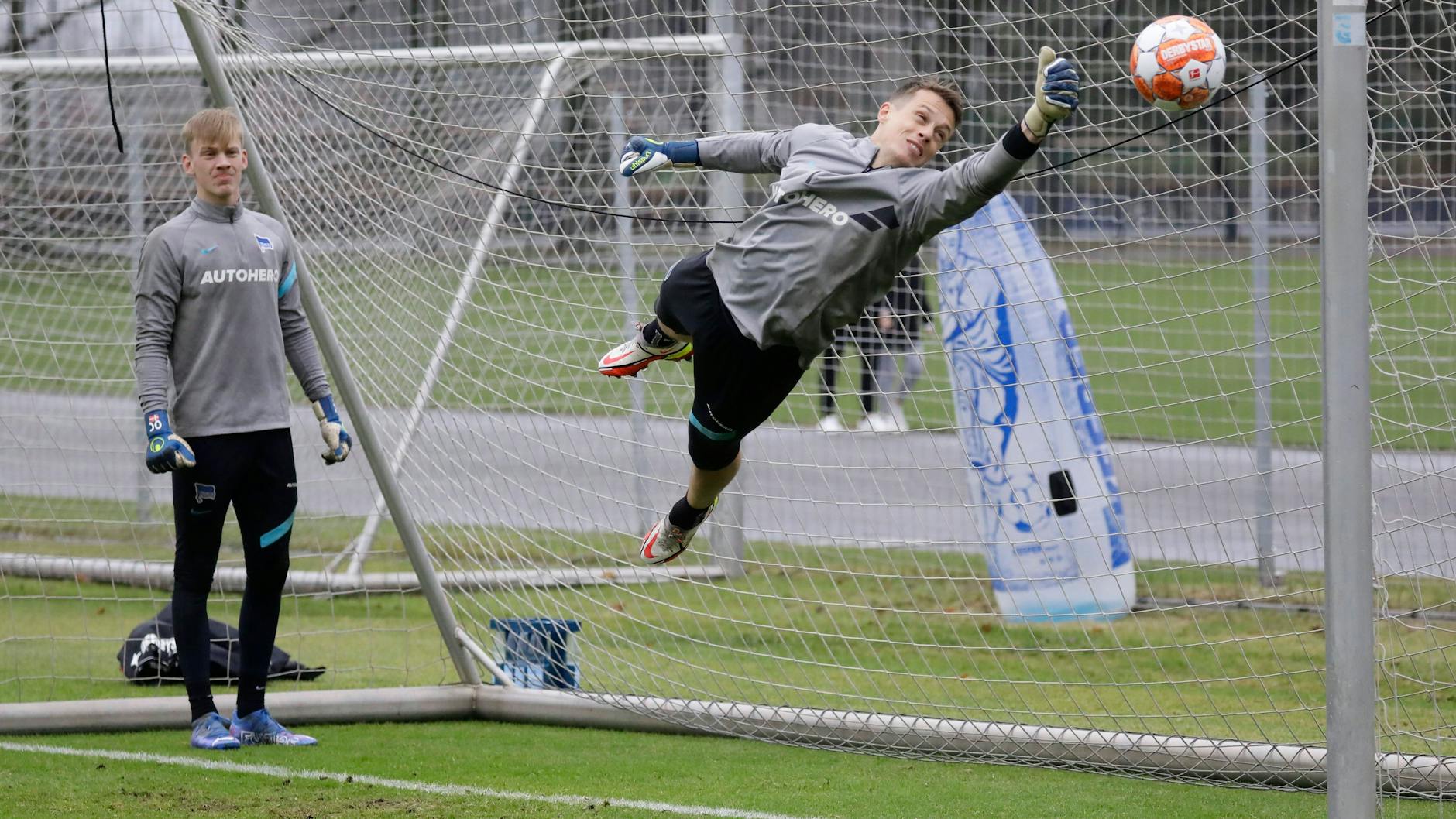 Nur Halten ist schöner als Fliegen: Hertha-Torwart Alexander Schwolow fischt einen Ball aus dem Winkel.