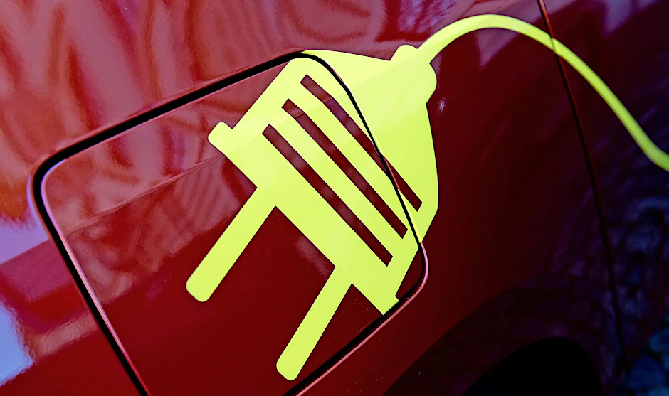Das Laden von E-Autos ist umweltfreundlicher als das Tanken von Kraftstoffen. Das können sich Besitzer zunutze machen.