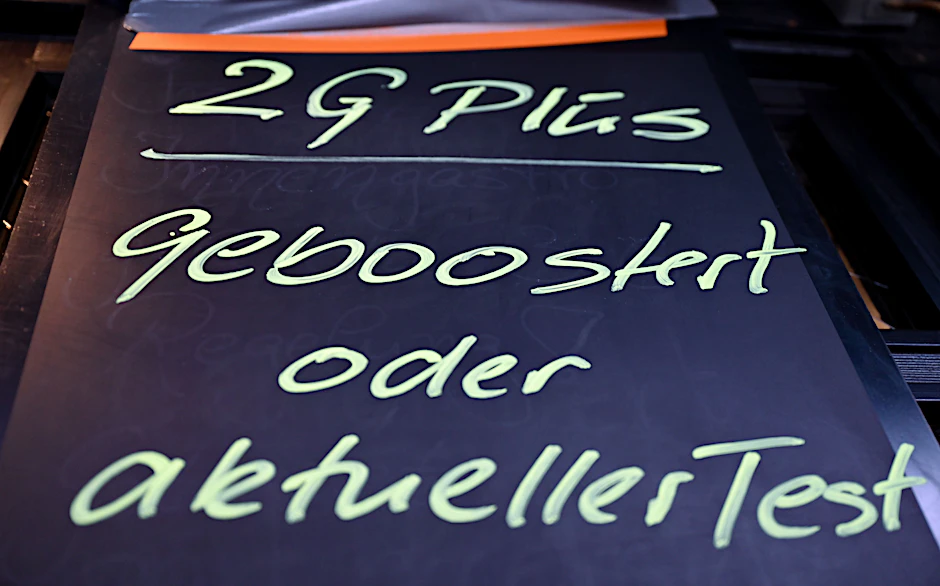 Ein Schild weist auf die 2G-plus-Regel hin.