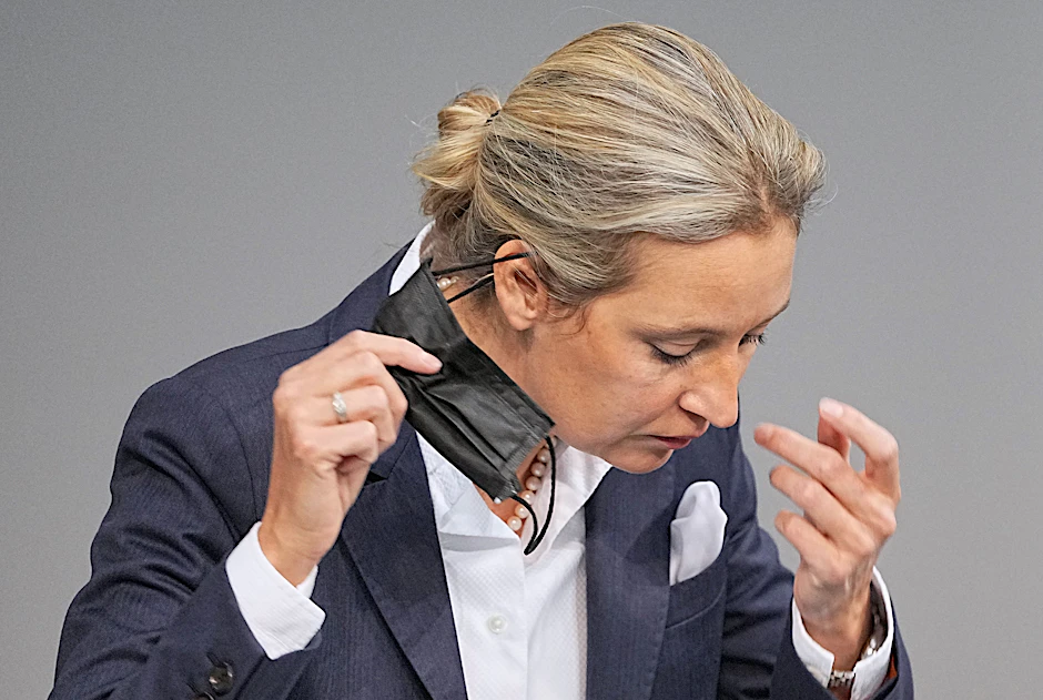 AfD-Fraktionschefin Alice Weidel nimmt im Bundestag ihre Corona-Maske ab (Archivbild).