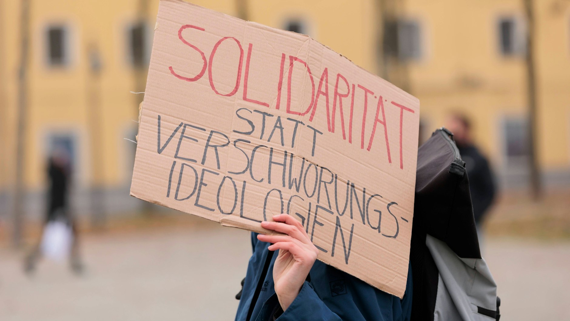 In vielen Städten stellen sich Menschen gegen die oft von rechten Kräften organisierten Corona-Leugner-Demos. Doch es gibt auch Menschen, deren Angehörige dort ebenfalls mitlaufen.