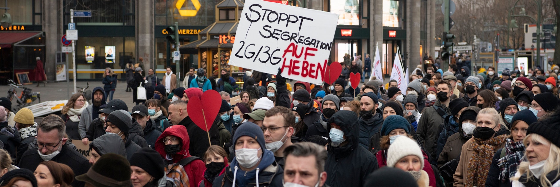 Teilnehmer einer Demonstration gegen die Corona-Maßnahmen gehen über den Kudamm. Die aktuelle Demo startet am Alexanderplatz.