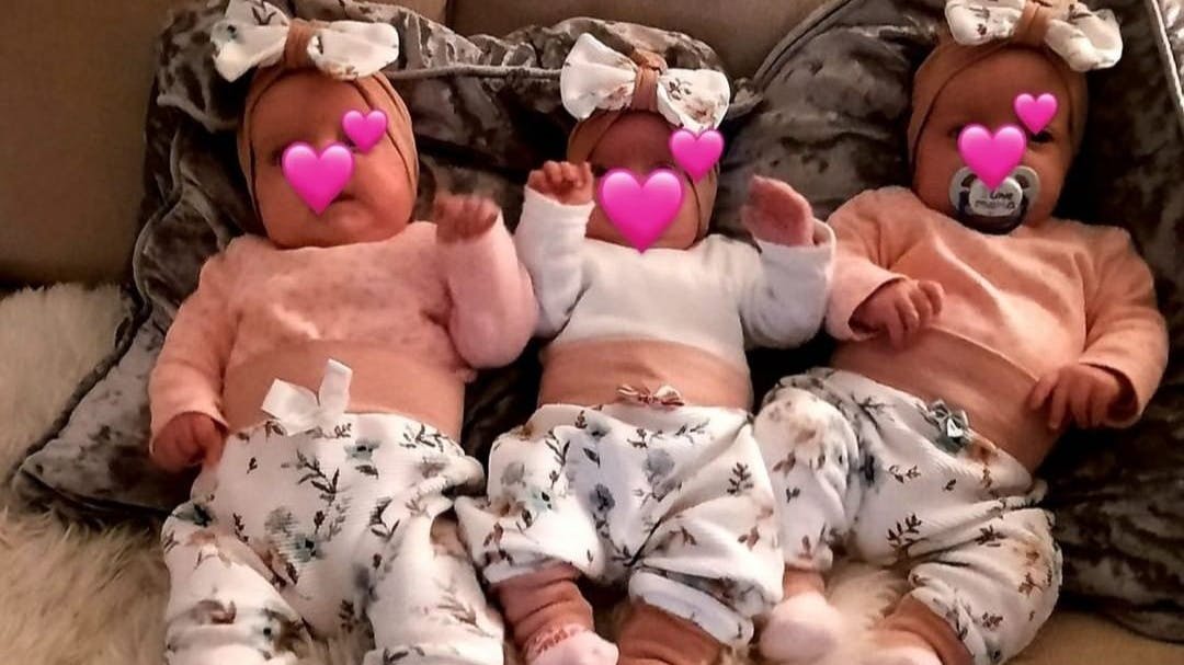 Baby Amaya (Mitte) ist kleiner und leichter als ihre Schwestern, sonst gehe es ihr aber gut, verrät Mutter Anna-Maria Ferchichi.