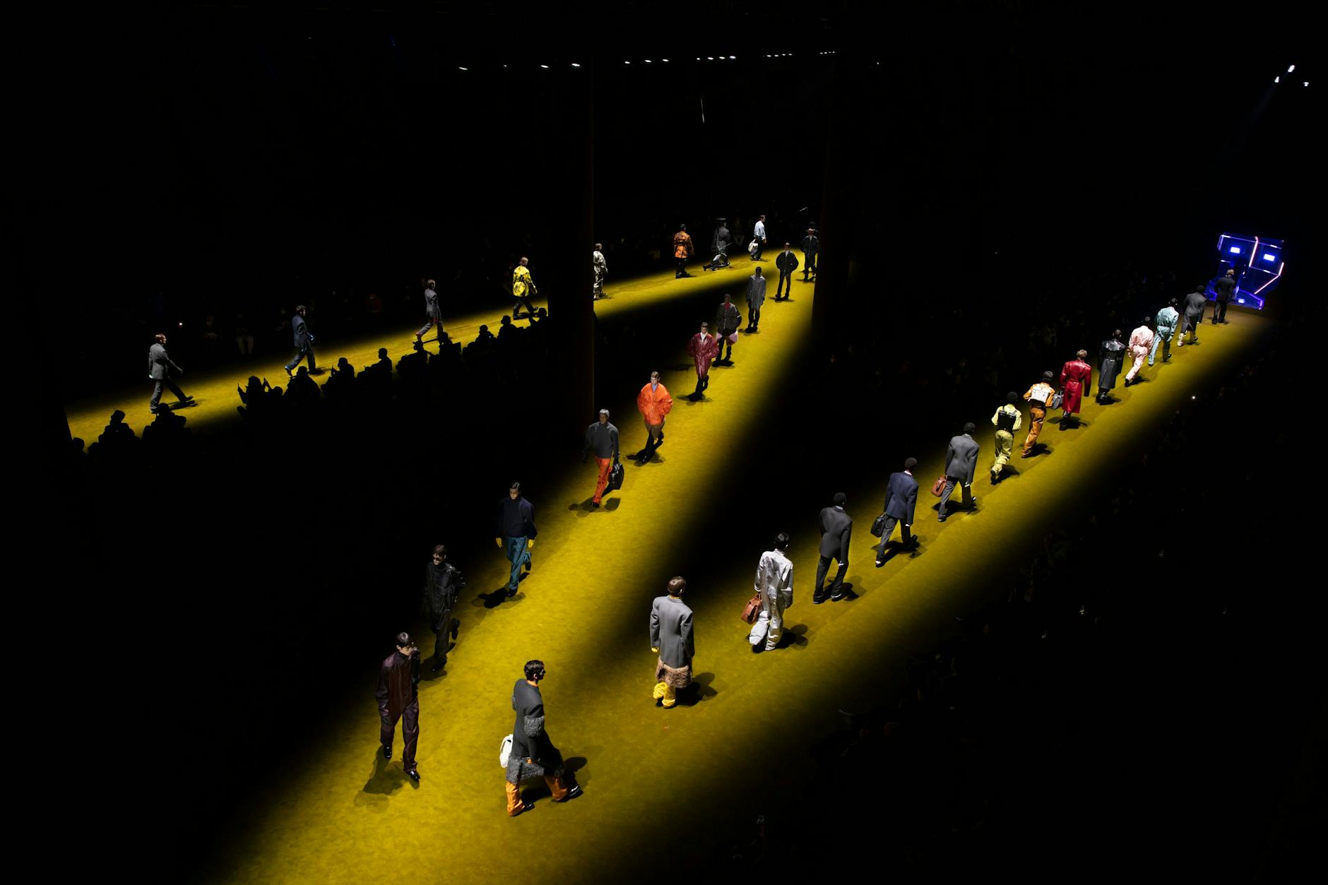 Gehen alle zur Arbeit: Die Prada-Männer in der AMO-Kulisse von Rem Koolhaas.