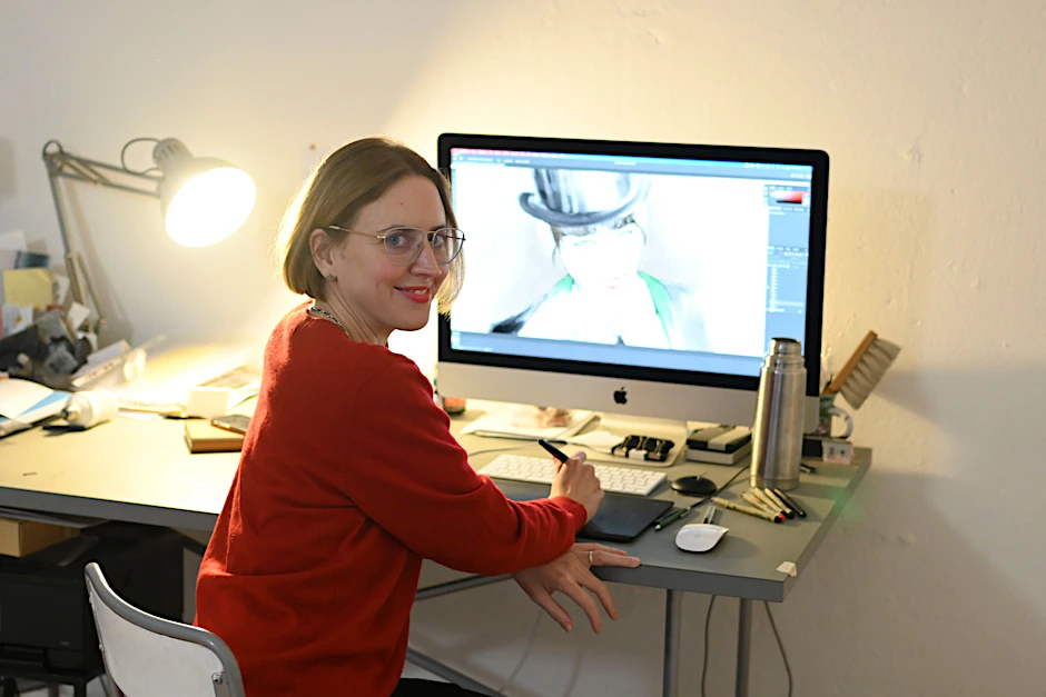 Xenia Fink zeichnete am Bildschirm die Vor- und Abspann-Bilder zur ARD-Serie „Eldorado KaDeWe“.