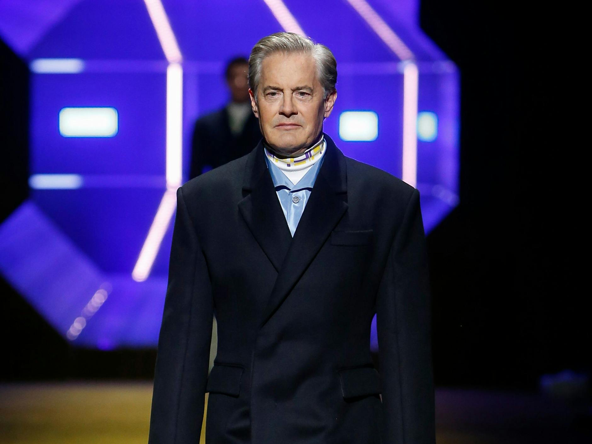 Mittleres oder gehobenes Management? Am Sonntag liefen legendäre Schauspieler wie Kyle MacLachlan für Prada über den Laufsteg. Die Kollektion „Body of Work“ beschäftigt sich mit der Arbeit als essentieller Teil unseres Seins. 