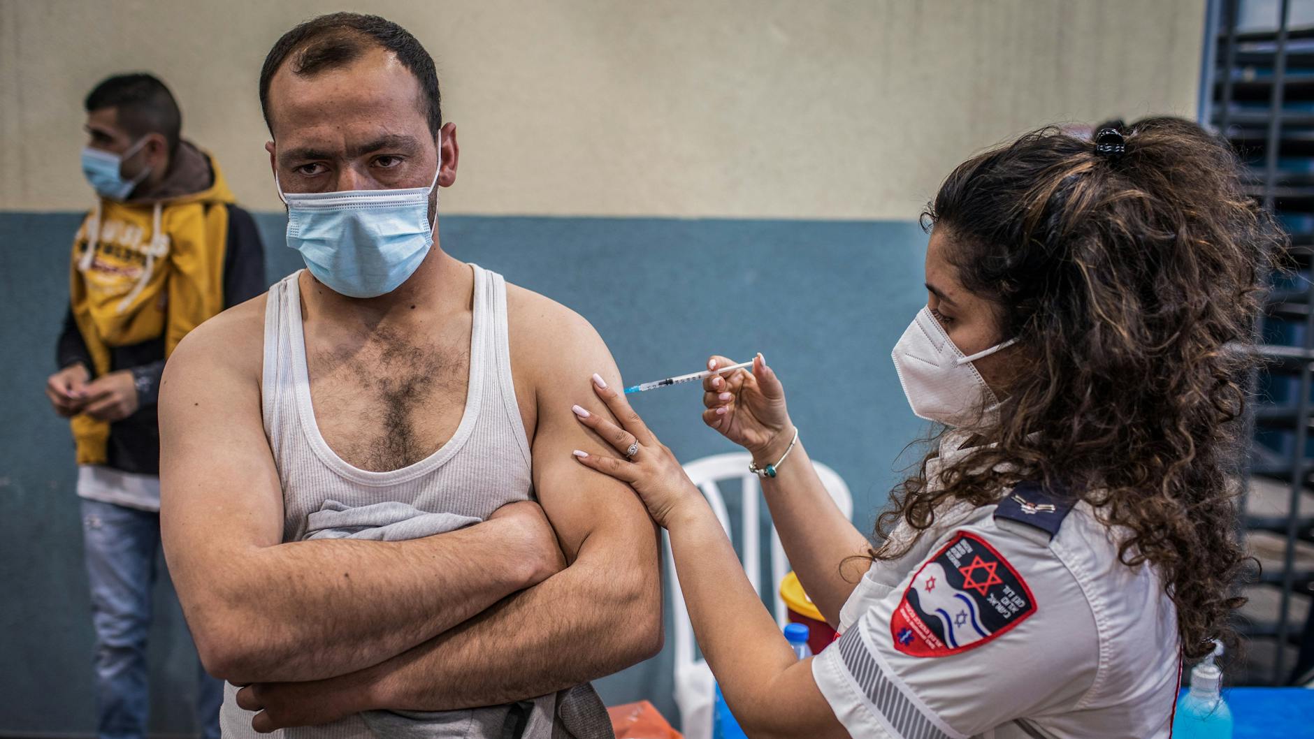 Mehr als 537.000 Israelis haben sich schon die vierte Impfung abgeholt (Symbolbild). Gegen Omikron hilft sie offenbar nur bedingt.