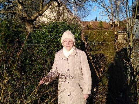 Sieglinde I. vor ihrem Haus in Brandenburg.