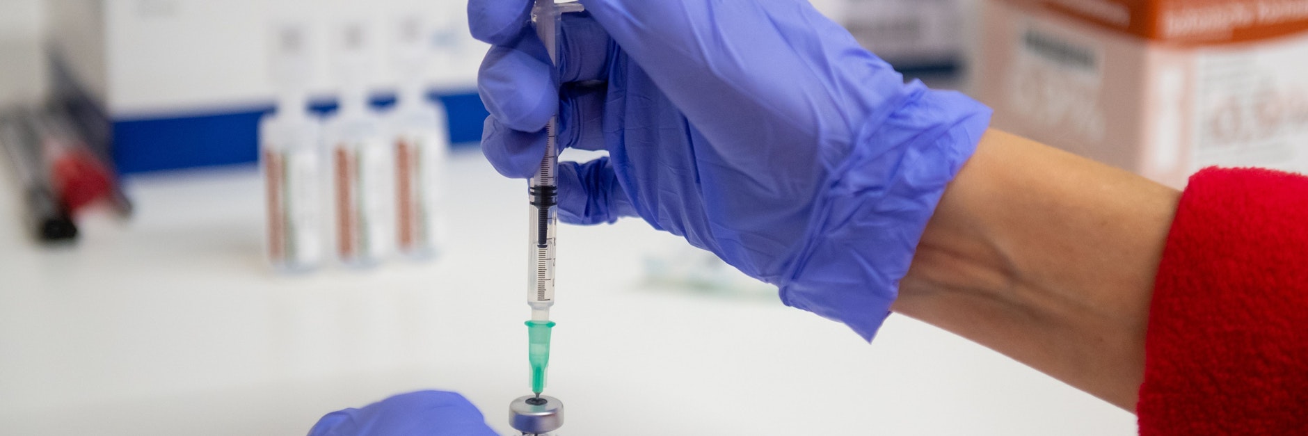 Die Corona-Variante Omikron ist hochansteckend, verursacht aber wohl mildere Krankheitsverläufe. Was bedeutet das für die Debatte über eine allgemeine Impfpflicht?