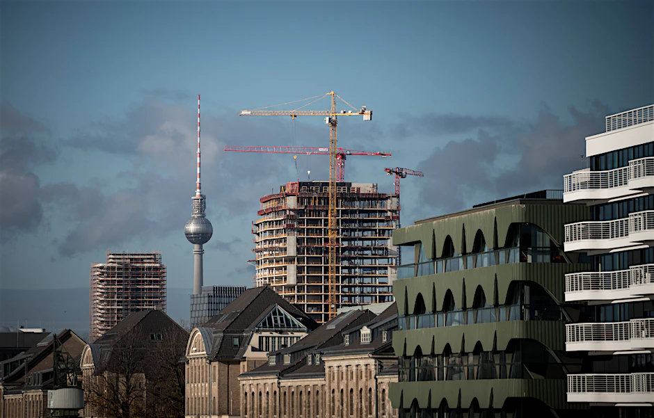 Blick über das Spreeufer Richtung Fernsehturm. Ein beliebter Standort für Wohnungen und Bürohäuser.