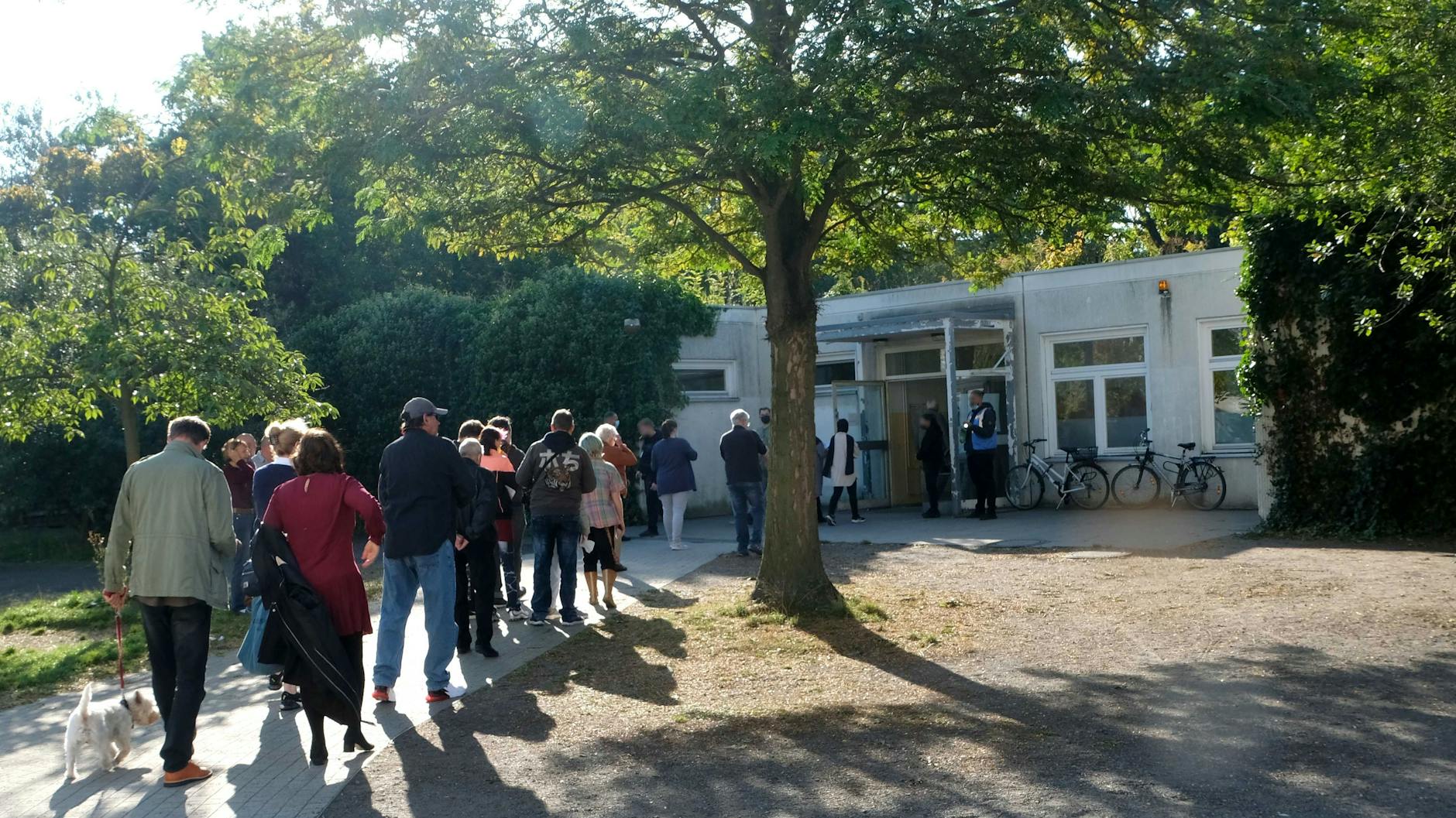 Eine Warteschlange vor dem Wahllokal der Albert-Einstein-Schule in der Parchimer Allee in Berlin-Neukölln