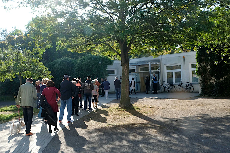 Eine Warteschlange vor dem Wahllokal der Albert-Einstein-Schule in der Parchimer Allee in Berlin-Neukölln