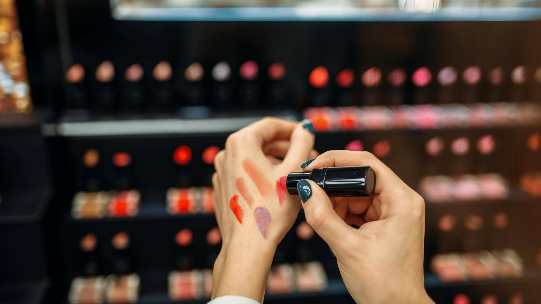 Gerade Lippenstifte und Lipglosse enthalten oft Kunststoffe.