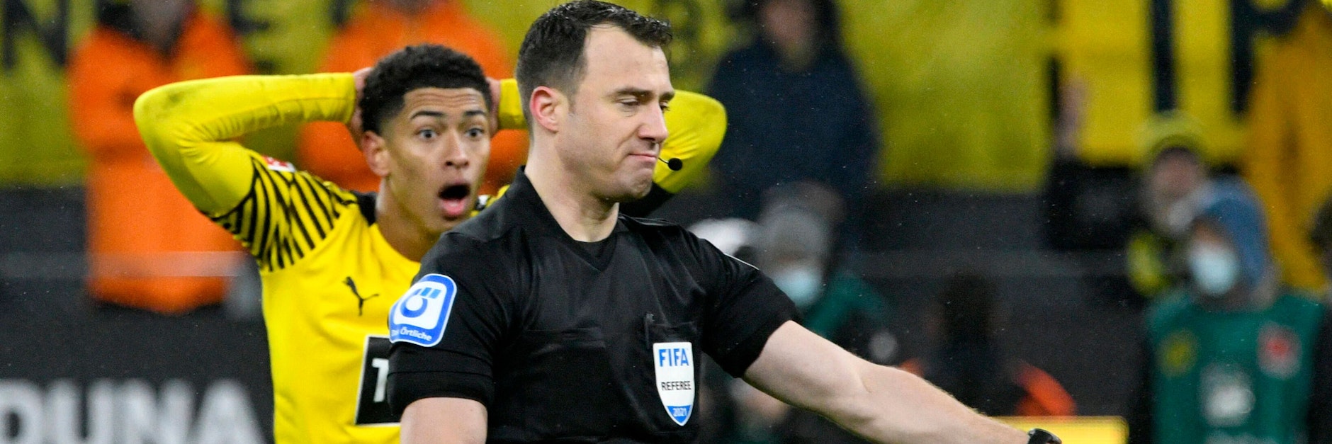 Berlins Schiedsrichter Felix Zwayer wurde im Dezember beim Kracher Dortmund gegen Bayern von BVB-Star Jude Bellingham hart kritisiert.