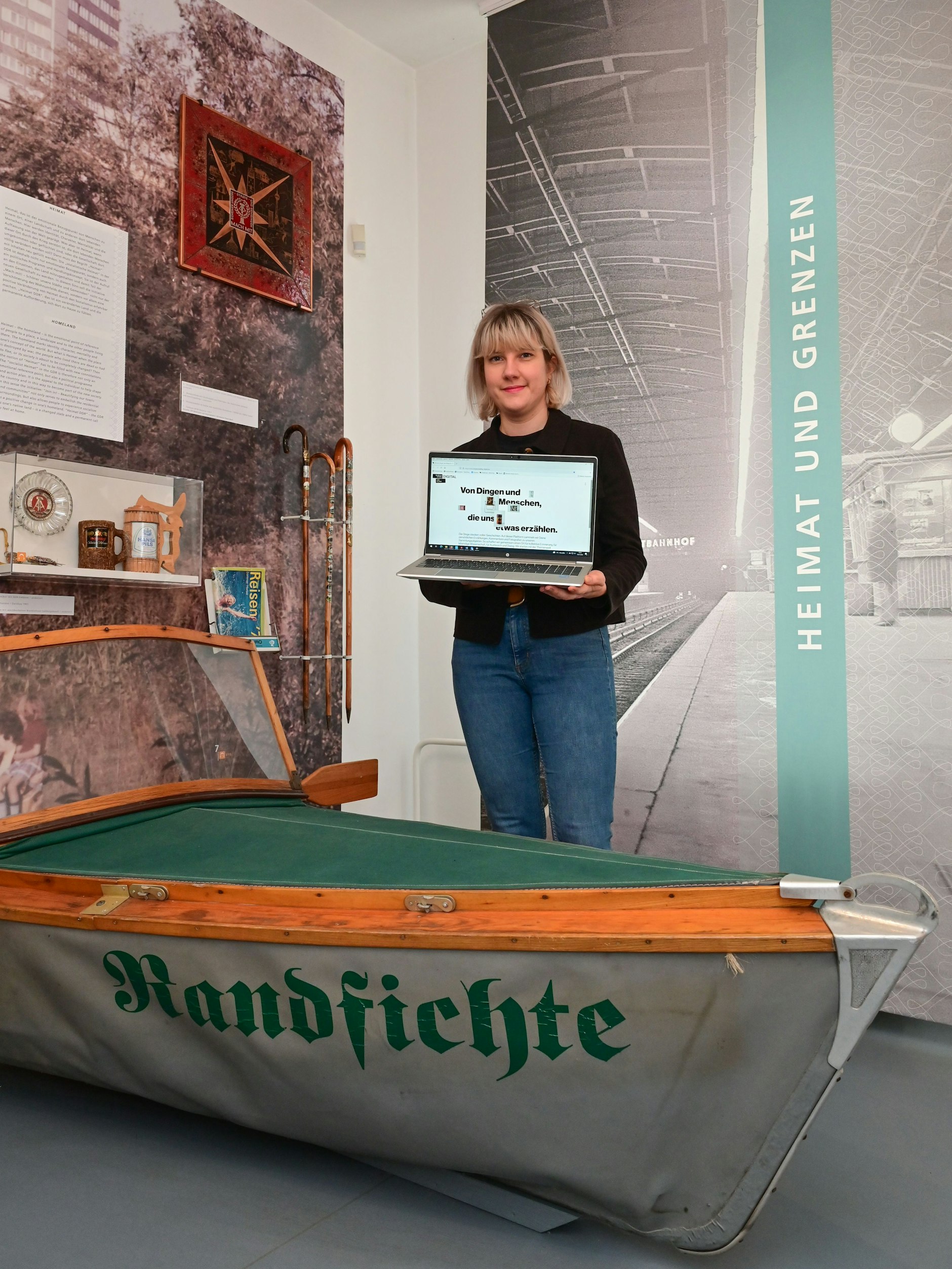 Das Faltboot Randfichte: Museumsmitarbeiterin Sabrina Kotzian inmitten der DDR-Ausstellung.