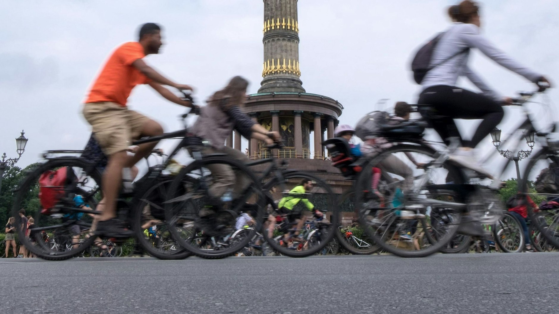 Laut Mobilitätsgesetz reicht es nicht mehr aus, Markierungen auf die Fahrbahn zu pinseln. Radwege an Hauptstraßen müssen vor dem Autoverkehr geschützt werden.