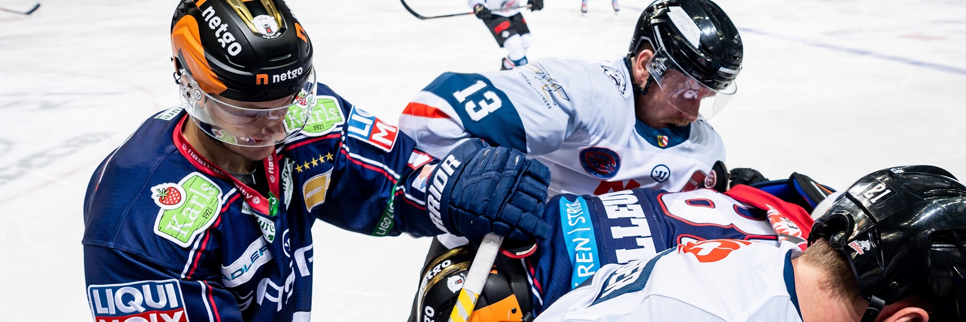 Manuel Wiederer (l.) hat seine Corona-Quarantäne hinter sich, kann sich in Ingolstadt wieder mit ins Getümmel werfen.